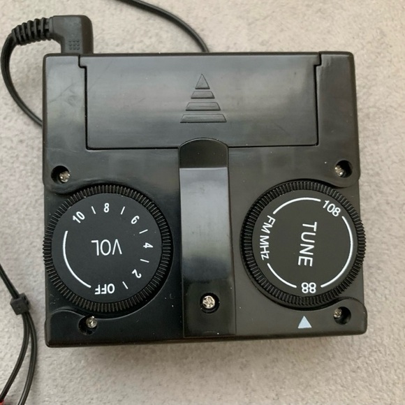 NFL (4) ITEMS SUPERBOWL XXXIX BUNDLE OFFICIAL TEE, PROGRAM,SEAT PAD & RADIO - Picture 15 of 16